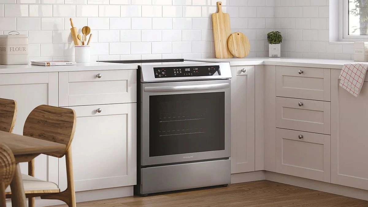 Frigidaire FCFI3083AS induction range lifestyle image